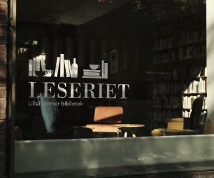 Bilde av Leseriet med logo i vindu